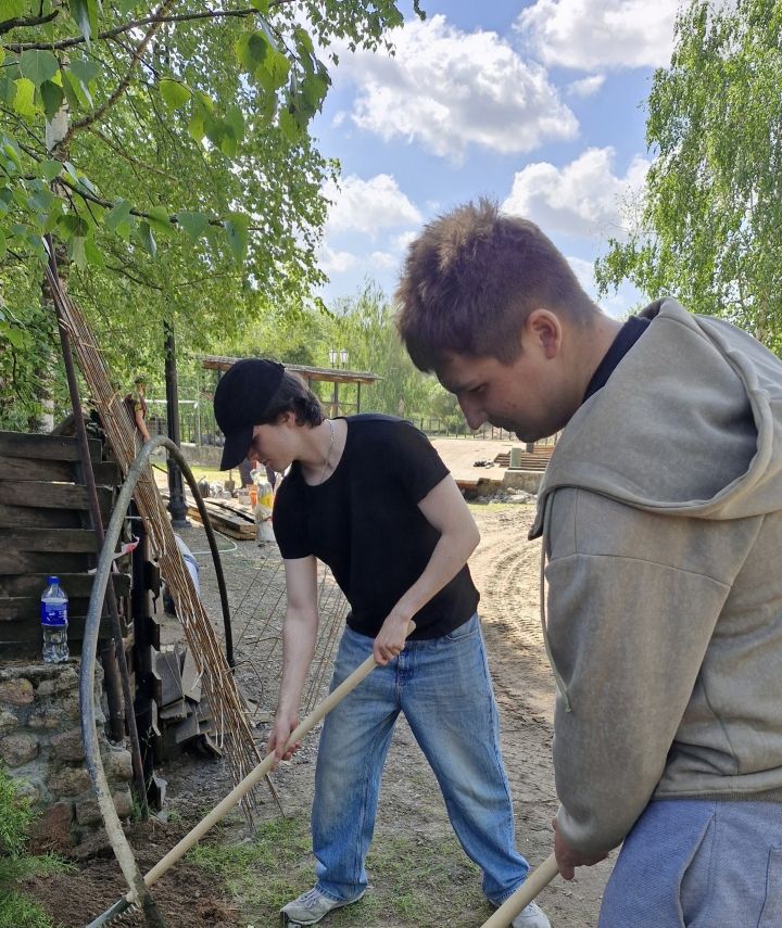 Студенты ГГАУ помогли в благоустройстве АТК «Гарадзенскі маёнтак «Каробчыцы»
