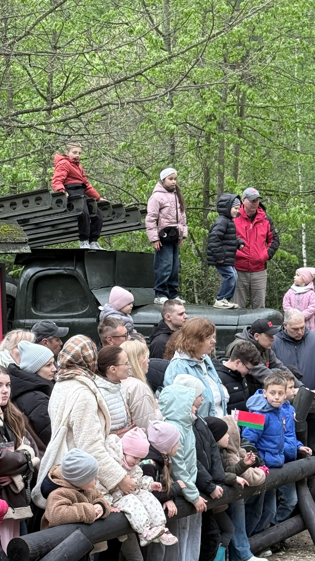 Песни у костра, «полуторка» и рыцарские бои: как мы праздновали 9 Мая