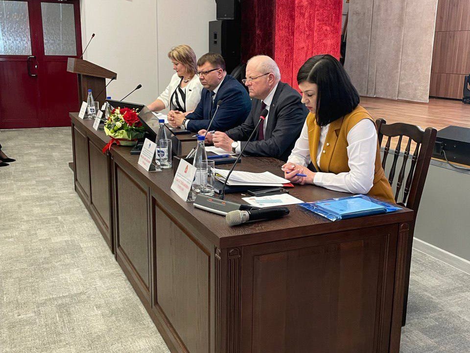 за столом (2).jpeg